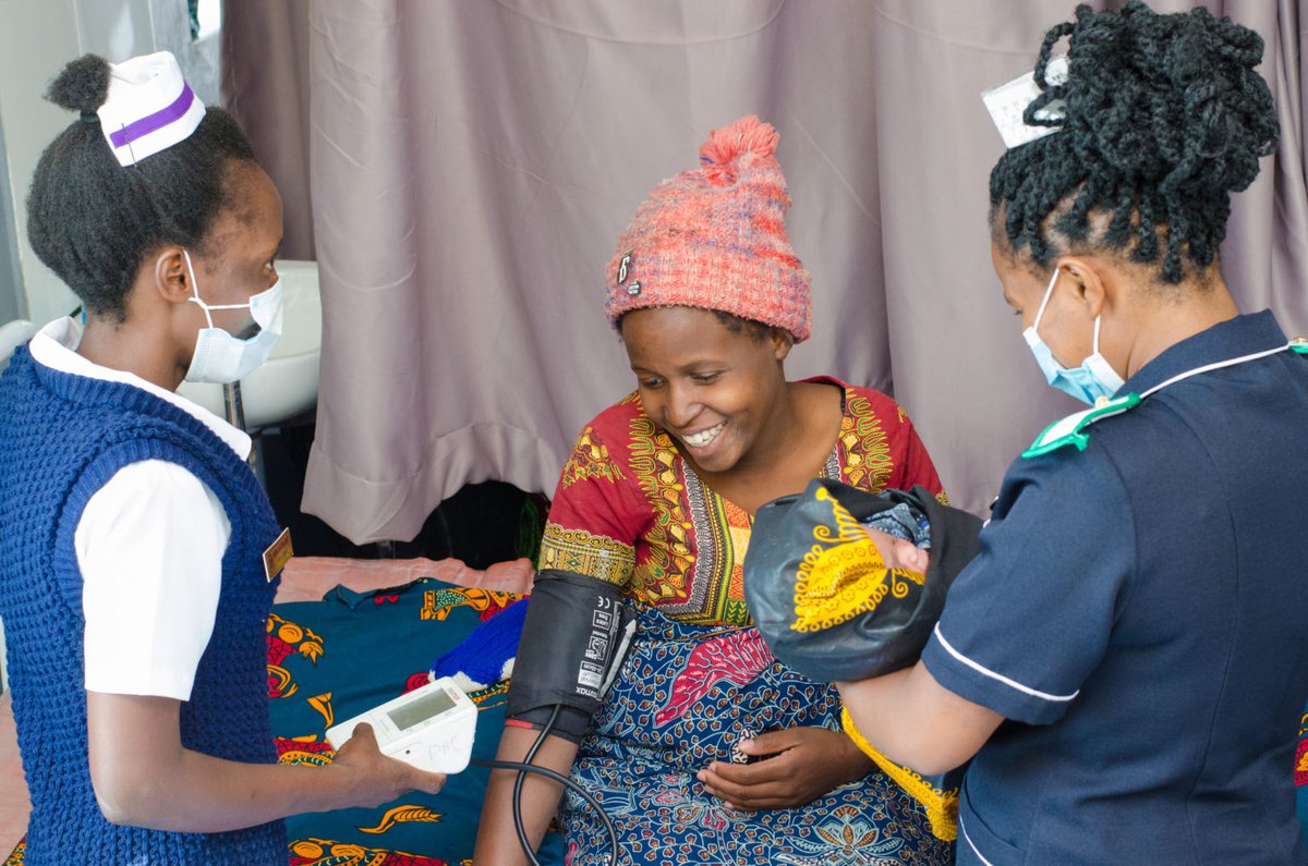 In #Malawi, we partnered w/ @KUHeS_mw to make sure midwives are well-supported in their education, practice, & through policy so that they can provide mothers w/ respectful & responsive care Read more: bit.ly/3qIUxl8 #ActForHealthWorkers #HealthForAll #MidwivesMatter