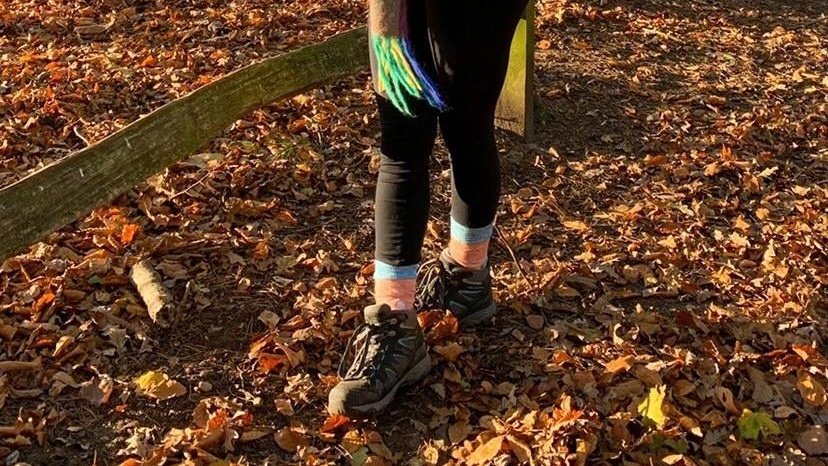 Our orangutan socks are perfect for leaf-crunching autumn walks... 🍂

Image: Izzy Manuel

criticallyendangered.co.uk/products/borne…