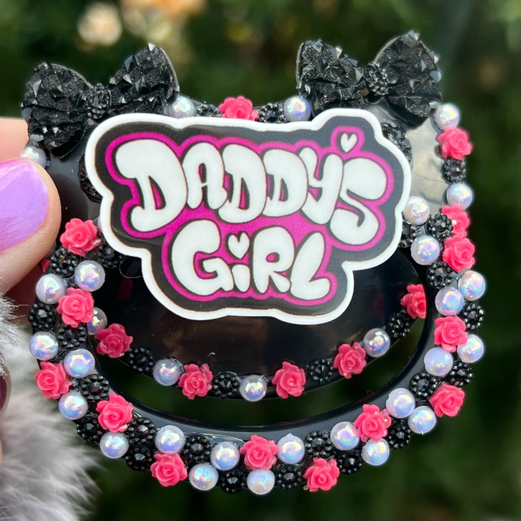DaizeeOopsie's tweet photo. This Daddy's Girl adult pacifier will make a sweet addition to any little girl's collection. Check it out in the shop!

#adultpaci #adultpacifier #decopaci #decopacifier  #custompacifier #adultpacifiershop #adultpacishop #decopacishop #pacishop #pacifierstore #cutepacifier https://t.co/uFCraJVmAK
