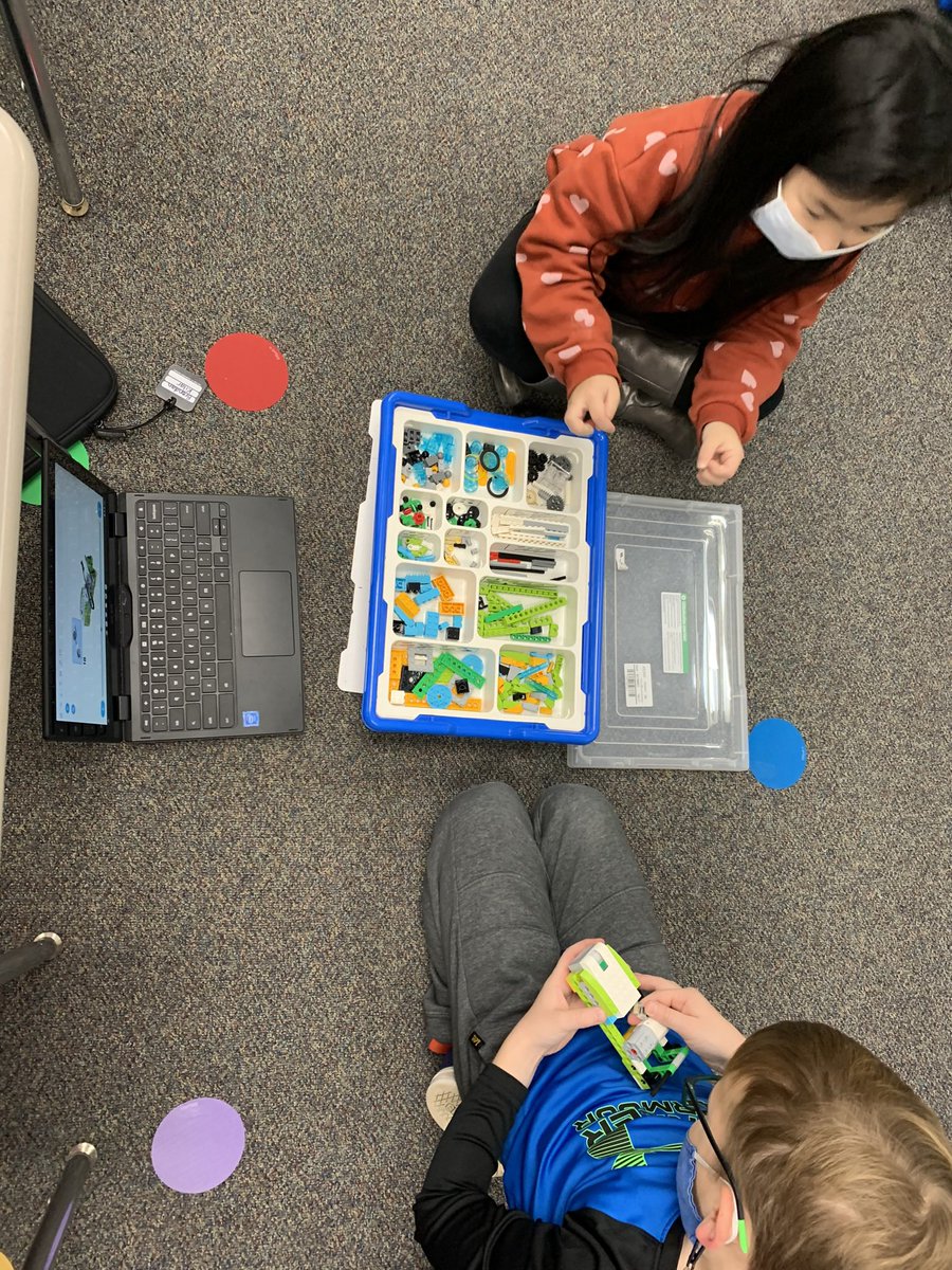 SearcyK's tweet photo. Love watching these minds work, problem solve, and above all create! #steam #legowedo2 #prairiepride #bebold203 https://t.co/uhLkttGFj7