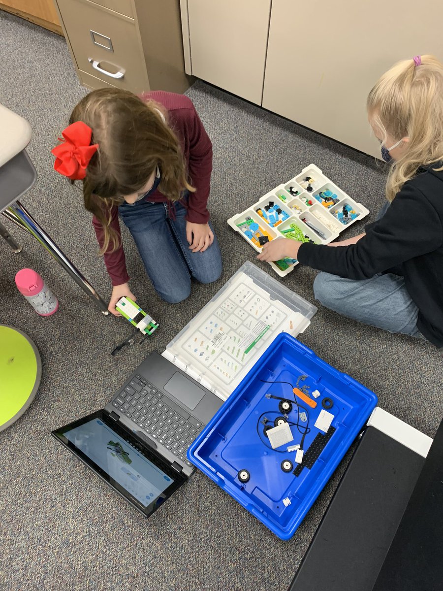 SearcyK's tweet photo. Love watching these minds work, problem solve, and above all create! #steam #legowedo2 #prairiepride #bebold203 https://t.co/uhLkttGFj7