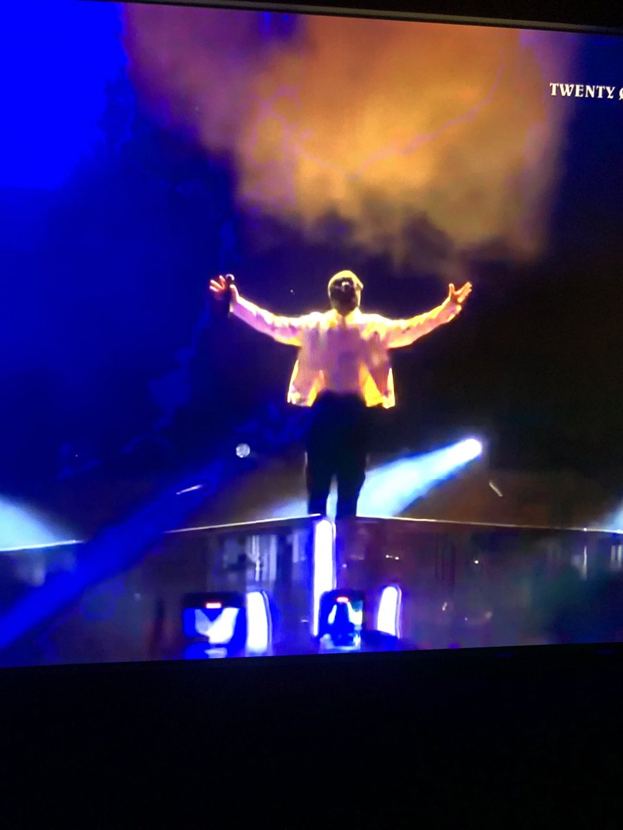 sunflowersaver's tweet photo. @twentyonepilots was feeling really depressed so pulled up Twenty One Pilots live on YouTube and of course few better. Thank you. |-/ @tylerrjoseph @joshuadun #twentyonepilots #ScaledandIcy #clique #stayalive https://t.co/9ZHb7Jms5V