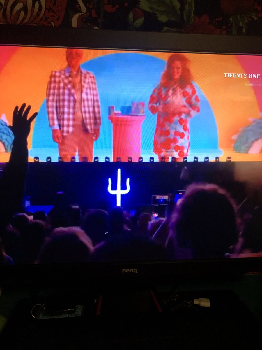 sunflowersaver's tweet photo. @twentyonepilots was feeling really depressed so pulled up Twenty One Pilots live on YouTube and of course few better. Thank you. |-/ @tylerrjoseph @joshuadun #twentyonepilots #ScaledandIcy #clique #stayalive https://t.co/9ZHb7Jms5V