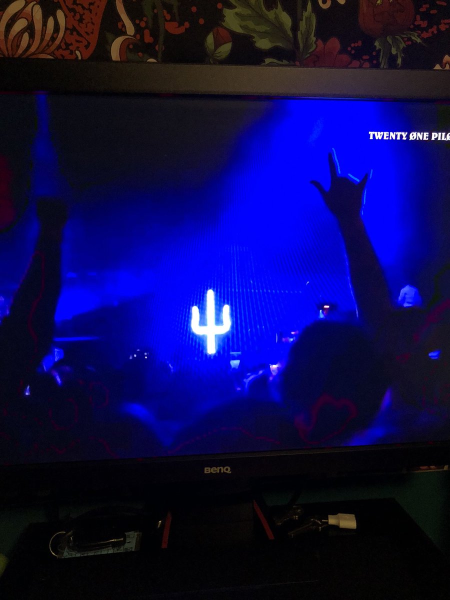 sunflowersaver's tweet photo. @twentyonepilots was feeling really depressed so pulled up Twenty One Pilots live on YouTube and of course few better. Thank you. |-/ @tylerrjoseph @joshuadun #twentyonepilots #ScaledandIcy #clique #stayalive https://t.co/9ZHb7Jms5V