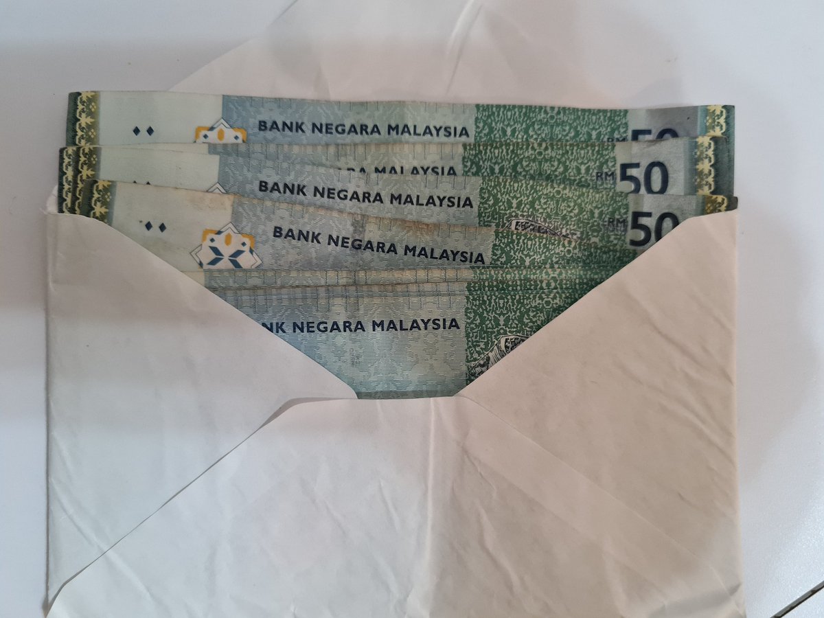UstazSofee's tweet photo. Hari ni aku bayarkan 2 meja senyap2 di kedai sarapan kg aku. Rupanya salah seorg perasan.Time nak gerak balik dia  hulur kat aku duit dlm sampul. Rm500. Aku belanja td dlm RM15 jer lebih kurang. Tak sampai 5 minit Allah balas 30 kali ganda. 
Fuhhh https://t.co/w20AHH73fy