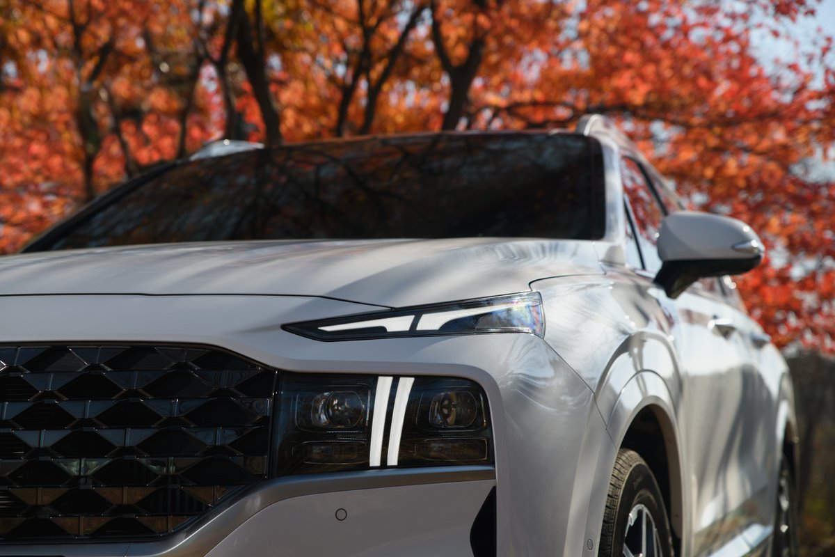 HMGnewsroom's tweet photo. Bold and modern. Unleashing its strong identity.

#SantaFeHybrid #Hyundai #HyundaiSantaFe #SantaFe #Hybrid #SUV #FamilyCar #CarDesign #Design #CarPhotography #Carpics #FallScape #Driving #Car #Automobile #Autumn #Fall https://t.co/DluOpdIaMo