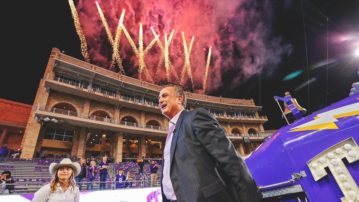 TCU_Athletics's tweet photo. Welcome home, @CoachSonnyDykes!

#GoFrogs https://t.co/w2oJlRHNN1