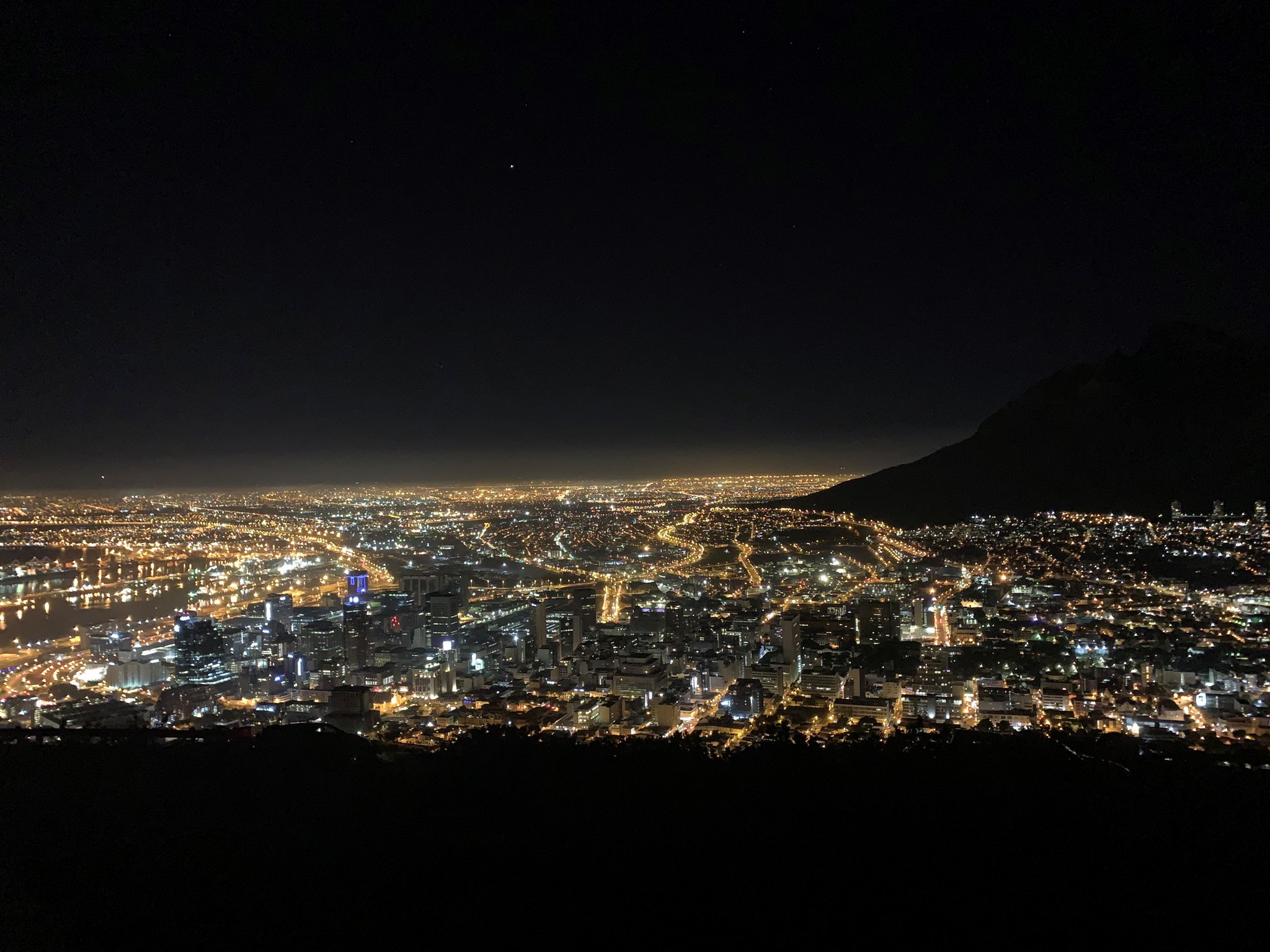 Jica関西 公式 スタッフの思い出の国 地域シリーズ 11 アフリカ の最南端 南アフリカ共和国 の 景色 は 最高 私のお薦め 絶景スポット Best3 ケープタウンのシグナルヒルからの夜景 ケープタウンのライオンズヘッドの