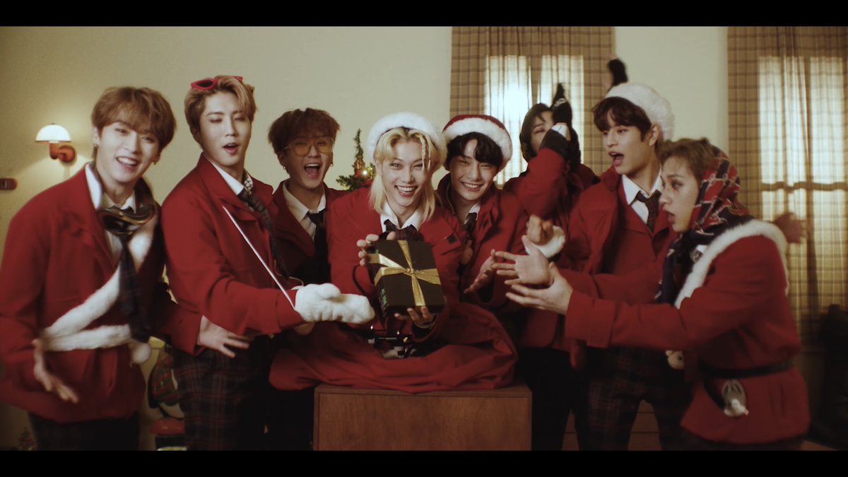 аниме трапы феликс. новогодние обои с феликсом. группа stray kids крисмас. Stray kids бан чан рождество. феликс ре зеро арт.