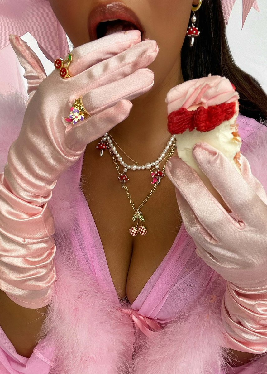 daphneblunt's tweet photo. From my campaign shoot x my collab w/ @enroutejewelry 💗🎀 I’ll just say..let them eat cake 😚 https://t.co/7QB67KPUwO https://t.co/ARCvvrta47