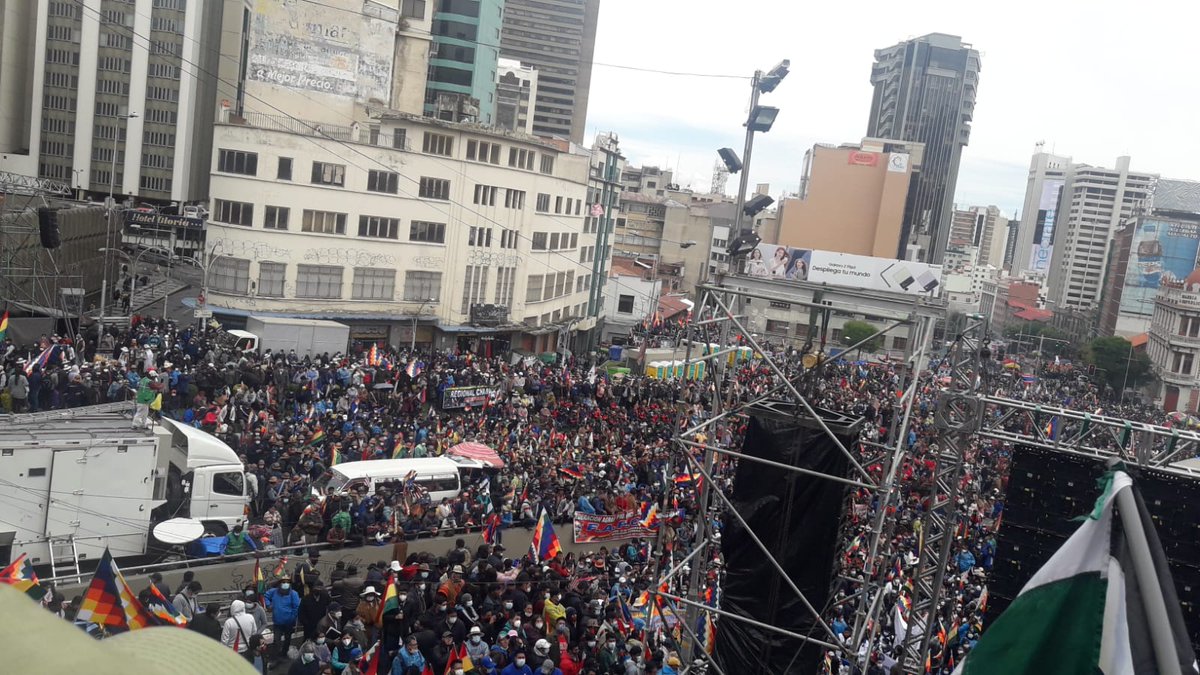 El presidente de Bolivia 🇧🇴 Luis Arce, conmovido por la multitudinaria #MarchaPorLaPatria de siete días, convocada por Evo Morales, que entro hoy a La Paz para apoyar a su gobierno contra los intentos golpistas.