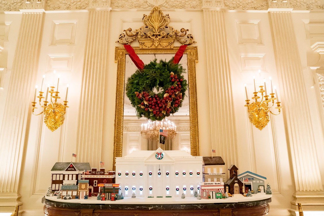 WhiteHouse46's tweet photo. Today, @FLOTUS unveiled the White House holiday decorations. Learn more about the inspiration at https://t.co/H7m8ZRjaWm. https://t.co/3i7NjeIzRb