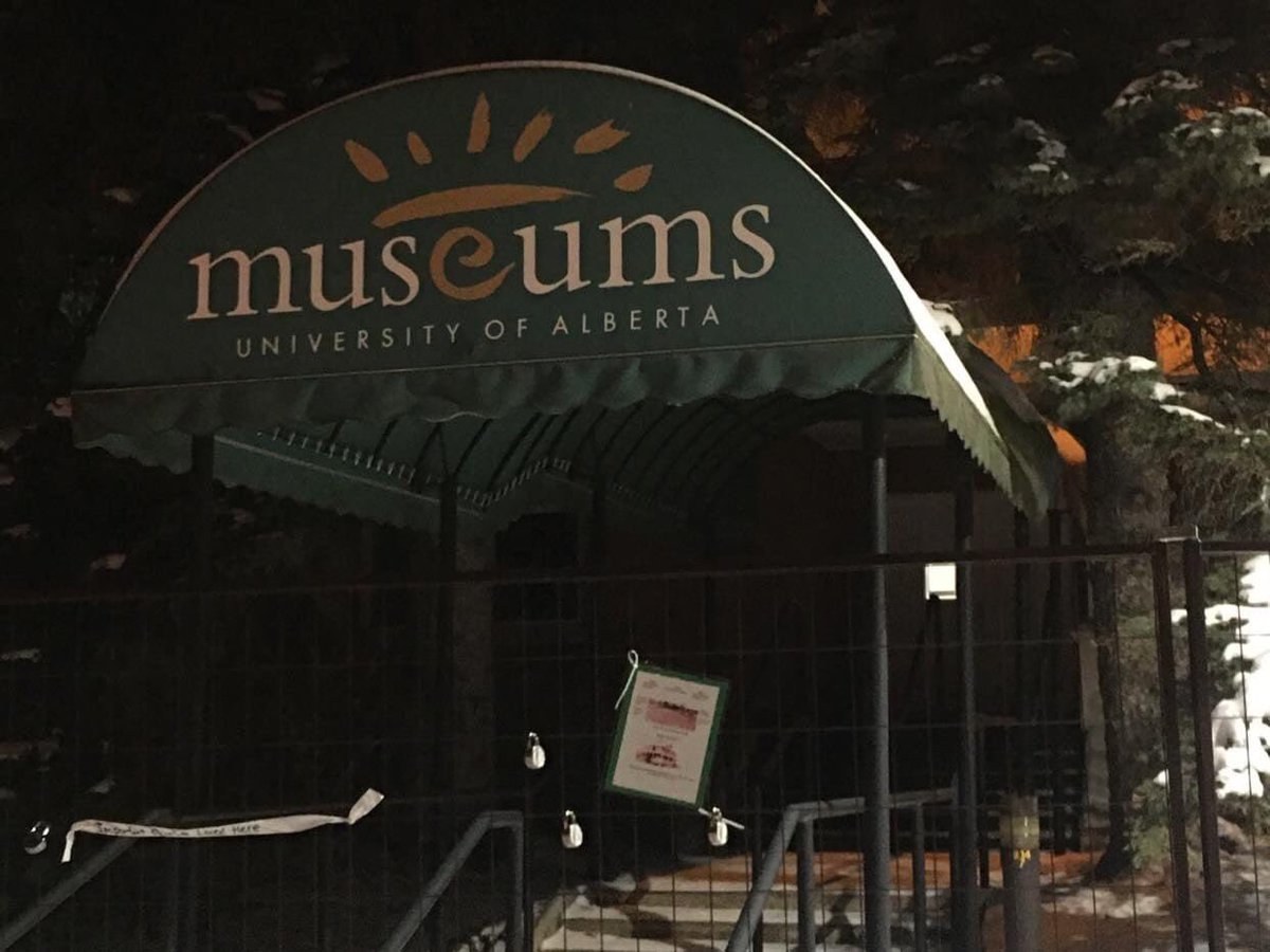 DO NOT remove our history
KEEP HOUSES HERE : we love them
Follow us on FB facebook.com/groups/4575086…
#lovelocks #destructionfence #yegheritage #ualberta #savetheringhouses