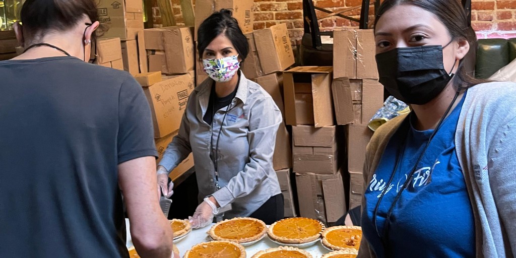 AmericanFirstCU's tweet photo. Our #CaringFirst associates handed out Thanksgiving meals to local residents at Garcia’s Restaurant in Fullerton. We were thankful to support the We Believe in Giving effort to uplift our community. #Thanksgiving #WeBelieveinGiving https://t.co/BL4O2Z8mui