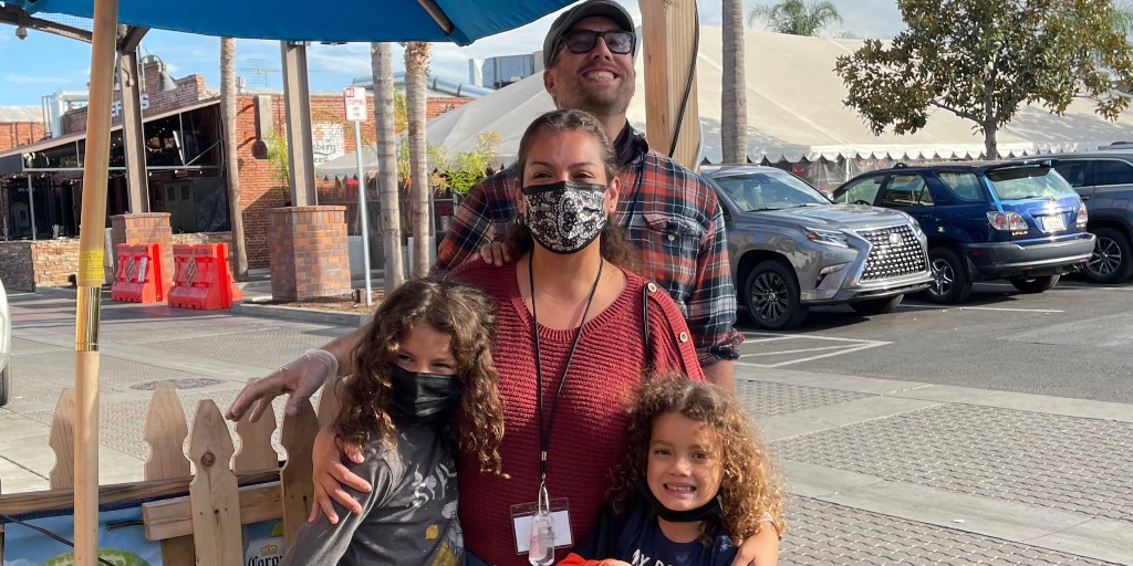 AmericanFirstCU's tweet photo. Our #CaringFirst associates handed out Thanksgiving meals to local residents at Garcia’s Restaurant in Fullerton. We were thankful to support the We Believe in Giving effort to uplift our community. #Thanksgiving #WeBelieveinGiving https://t.co/BL4O2Z8mui