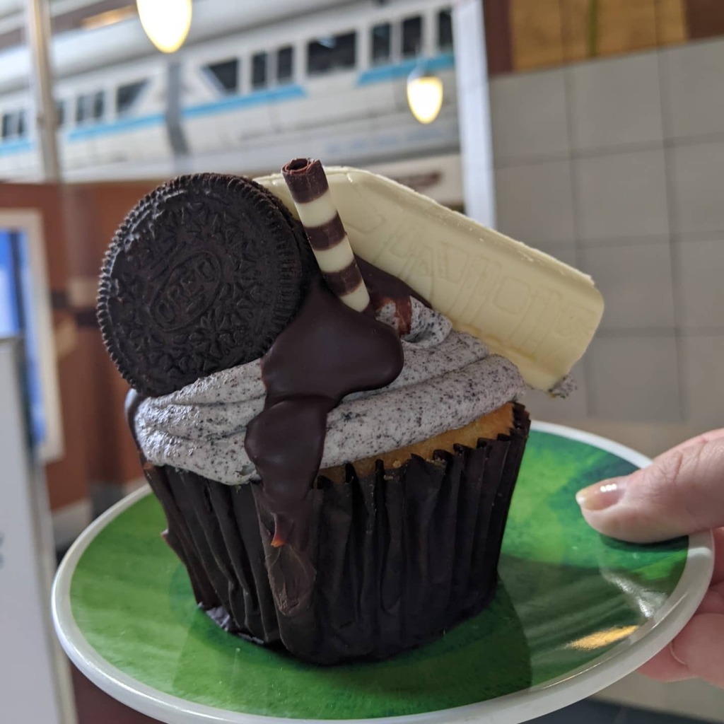 🚝 I ATE THE MONORAIL 🚝
.
.
Well, I ate the MONORAIL cupcake I got at The Contemporary Resort at @waltdisneyworld 
.
.
It's a cookies and cream cupcake with a white chocolate monorail climbing up the side. 🍪🧁
.
.
Sooooo delicious. It's just one of the many MANY tasty cupc…