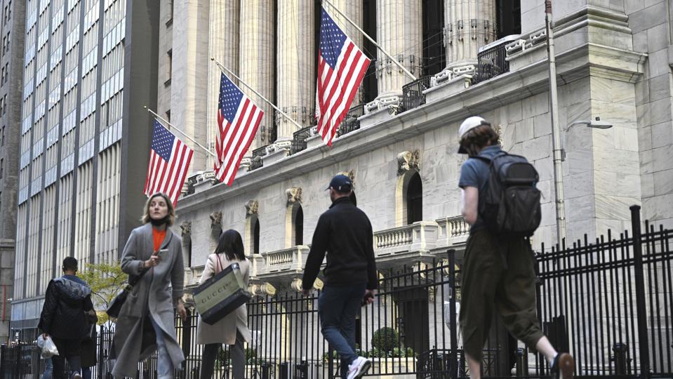 Forbes's tweet photo. Stocks Rebound After Biden Says No Lockdowns Needed For Omicron https://t.co/044YN73qX1 https://t.co/wTxG9WBtXI