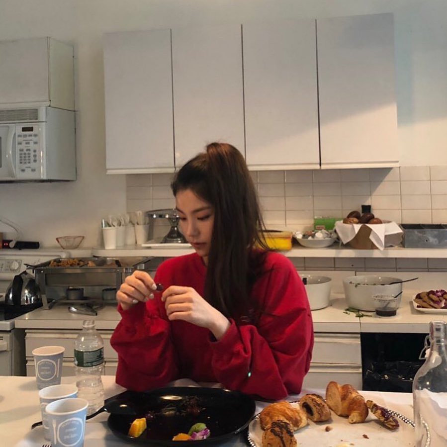 thevitzycore's tweet photo. Por la celebración de los #𝟏𝟎𝟎𝓓ays𝗔t𝐏op𝐒tore me llegó el precioso álbum de estas chicas para escuchar su grandiosa canción debut, ¿se nota que soy del #𝓣eam𝐒o𝐁ad? ¡Espero que todos le hagan stream! 

#𝐉𝐀𝐃𝐄🧸 https://t.co/ahLuPSuJPr