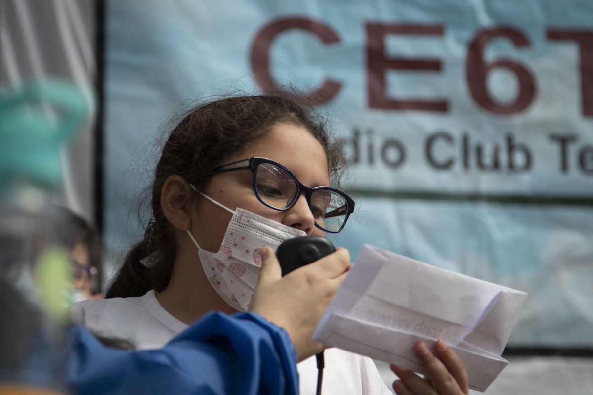 SeremiCienciaS's tweet photo. ¡Y llegó el gran día!
Esta mañana los alumnos del colegio Pumahue de Temuco tuvieron un exitoso contacto radial con el astronauta Raja Chari quien se encuentra a bordo de la Estación Espacial Internacional 🛰.  La Seremi @olgabarbosa celebró esta gran iniciativa científica. https://t.co/9ubE3UA6lW