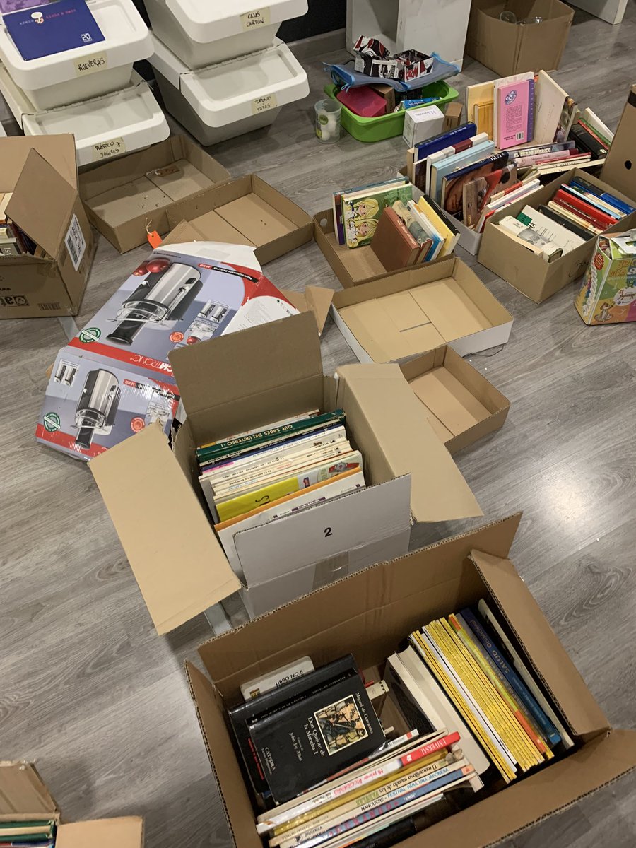 Vengo de un evento donde, entre otros, se ha reconocido la labor de algunos empresarios valencianos que crean riqueza. Ahora a llenar cajas con unas amigas q cierran su pequeño gran negocio después de 10 años. Reconocimiento TOTAL a las pymes q tienen q volver a empezar. Ánimo.