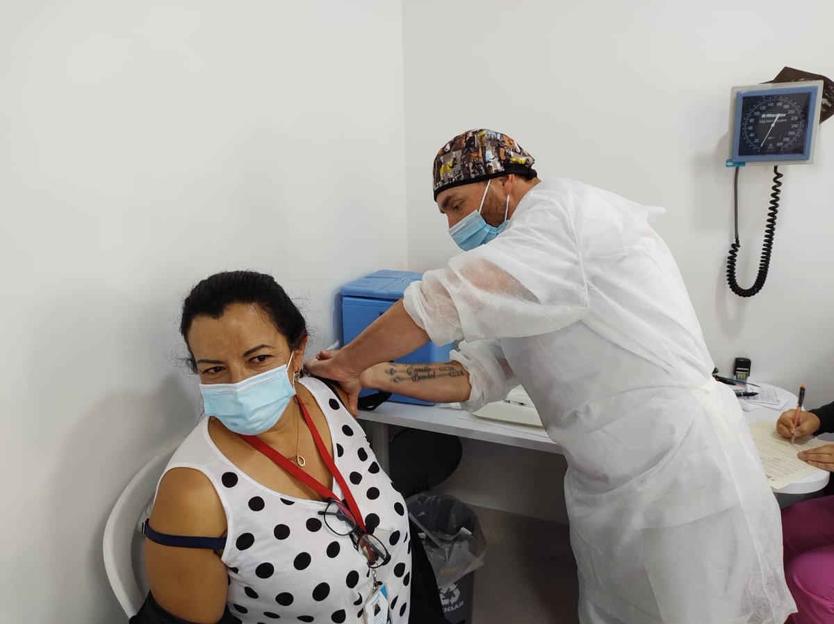 SubRedSur's tweet photo. #ConPrioridad continúa la vacunación #Covid_19 para el talento humano de la @SubRedSur. 
Puntos:
🚩Hospital Tunal 
🚩Centro de Atención Santa Librada
🚩Hospital Vista Hermosa
🚩Hospital Meissen
Colaboradores comprometidos al 100% con su salud, la de sus familias y usuarios. https://t.co/WOAmxjpIT6