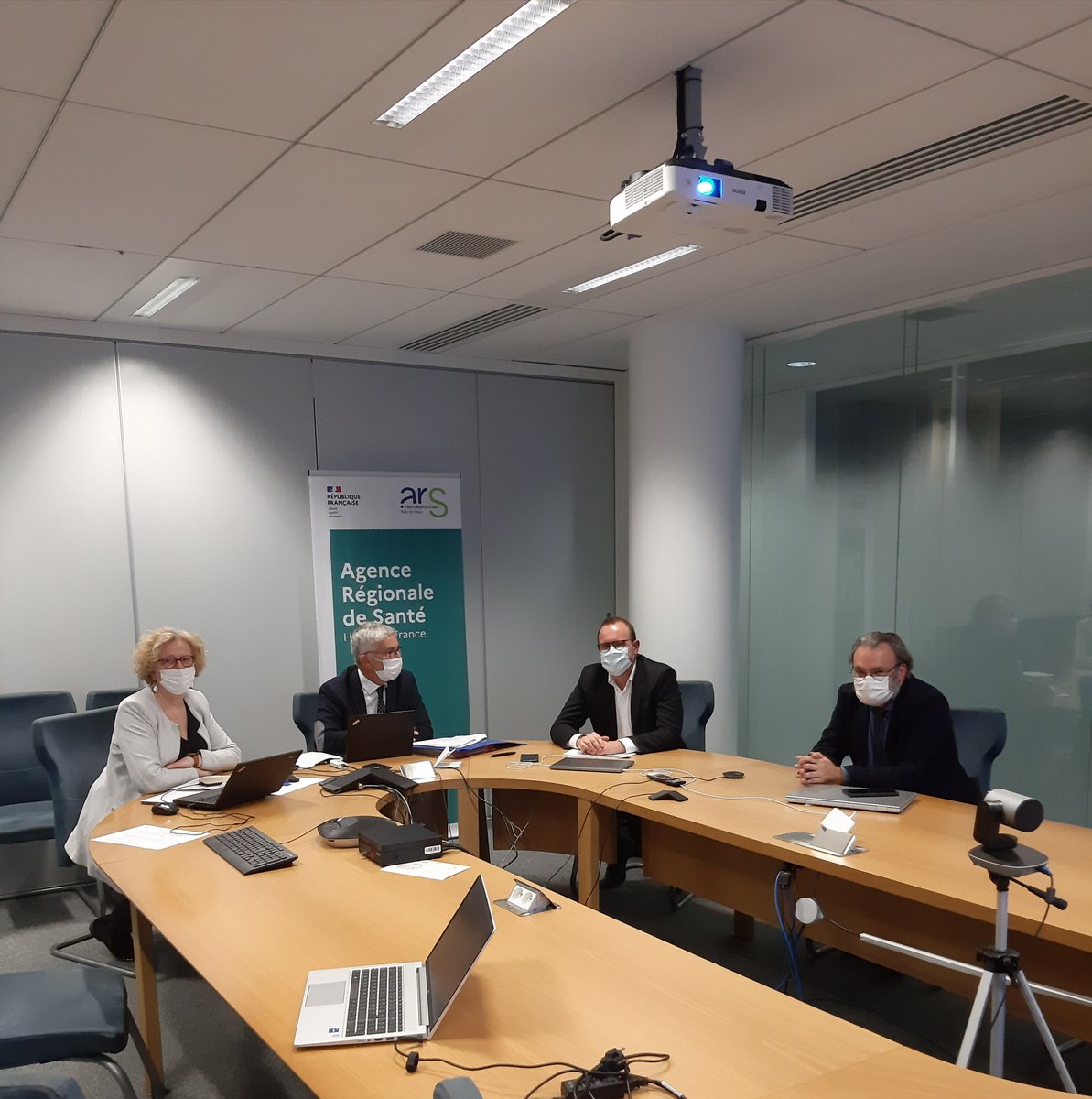 ARS_HDF's tweet photo. #COVID19 | Webinaire avec les pharmaciens de la région en première ligne de la campagne de vaccination https://t.co/KAEjZXaVA1