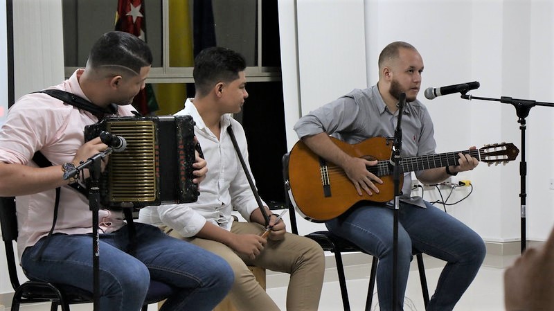 udes_oficial's tweet photo. #SomosUDES | Con cuentos, poesía, caricaturas y a ritmo de vallenato se celebró la última edición del #CaféconArte de este año #2021. #UDESCultural 💙🎶📚📄
📲Ver galería 🔜 https://t.co/4rTxvEj2X3 https://t.co/p8od5JI2KK