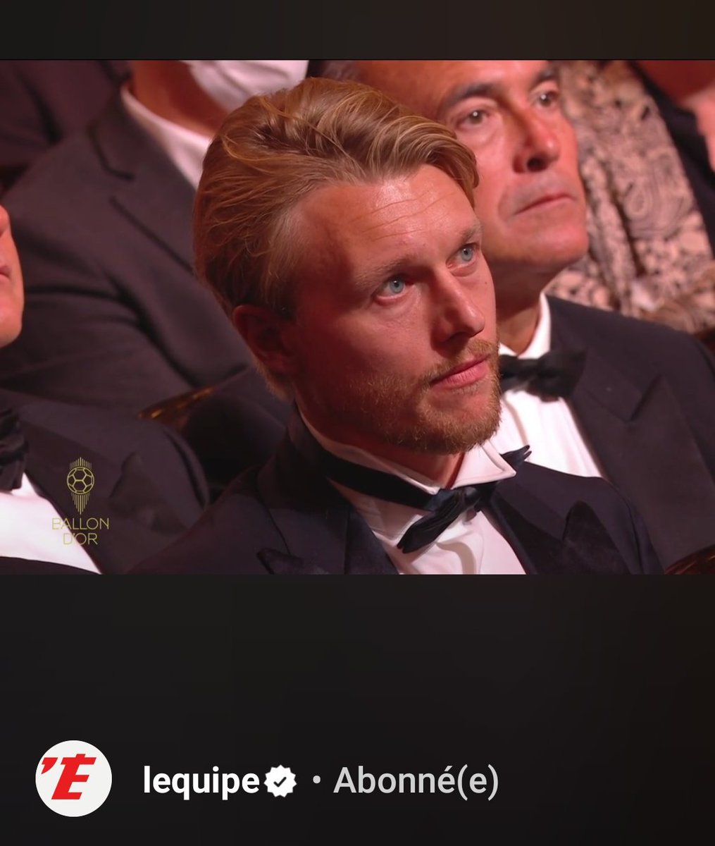 vitchoun1979's tweet photo. Mon #BallonDor
Si Messi a sauvé son équipe plus d'une fois, Simon Kjaer a sauvé une vie. 
Si le foot c'est de l'émotion, Simon Kjaer a ému la planète. 
Messi fait se lever les foules, Kjaer a permis à Erikssen de rester debout. #BallonDor2021 https://t.co/PsEcgZDu4u