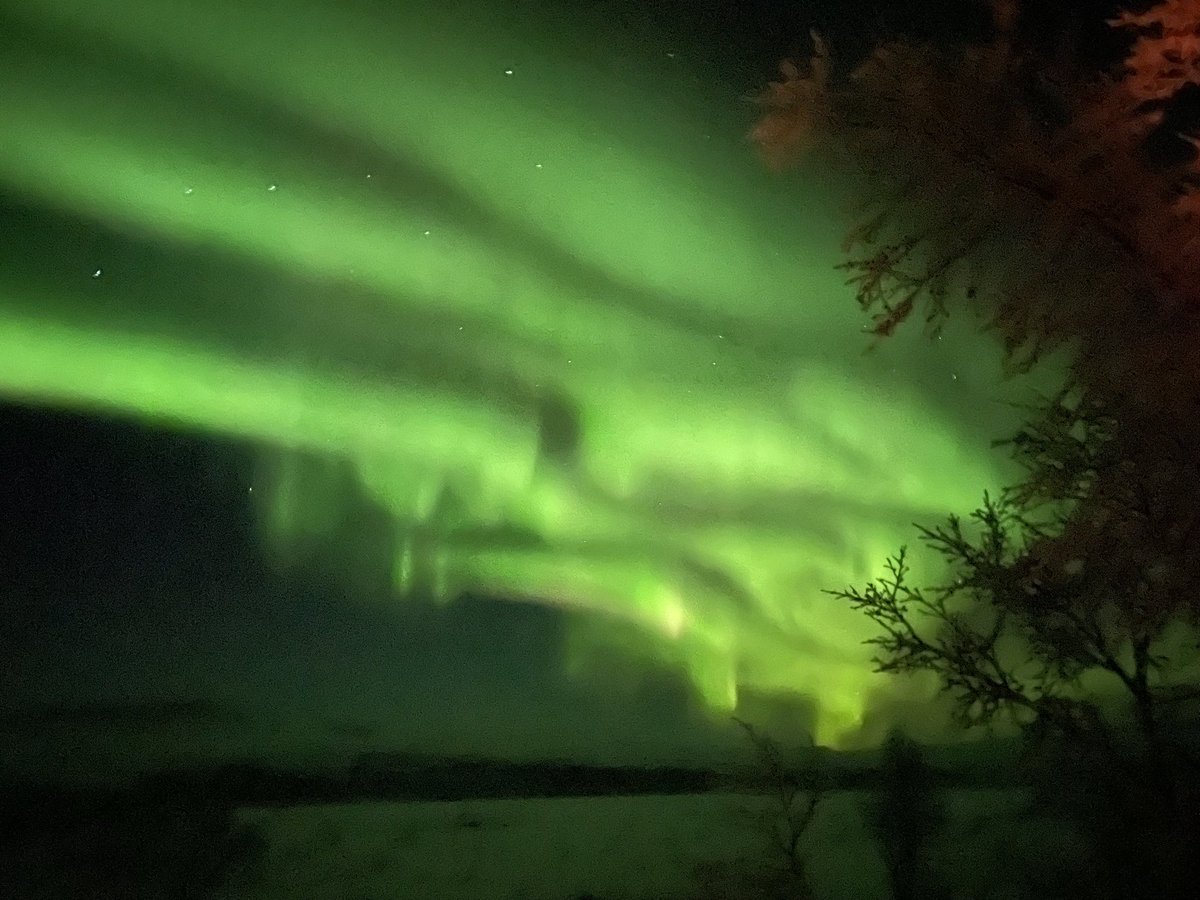 larissabndsn's tweet photo. Seeing the northern lights for the third day in a row 😍🇫🇮 https://t.co/xb0CK9rloD