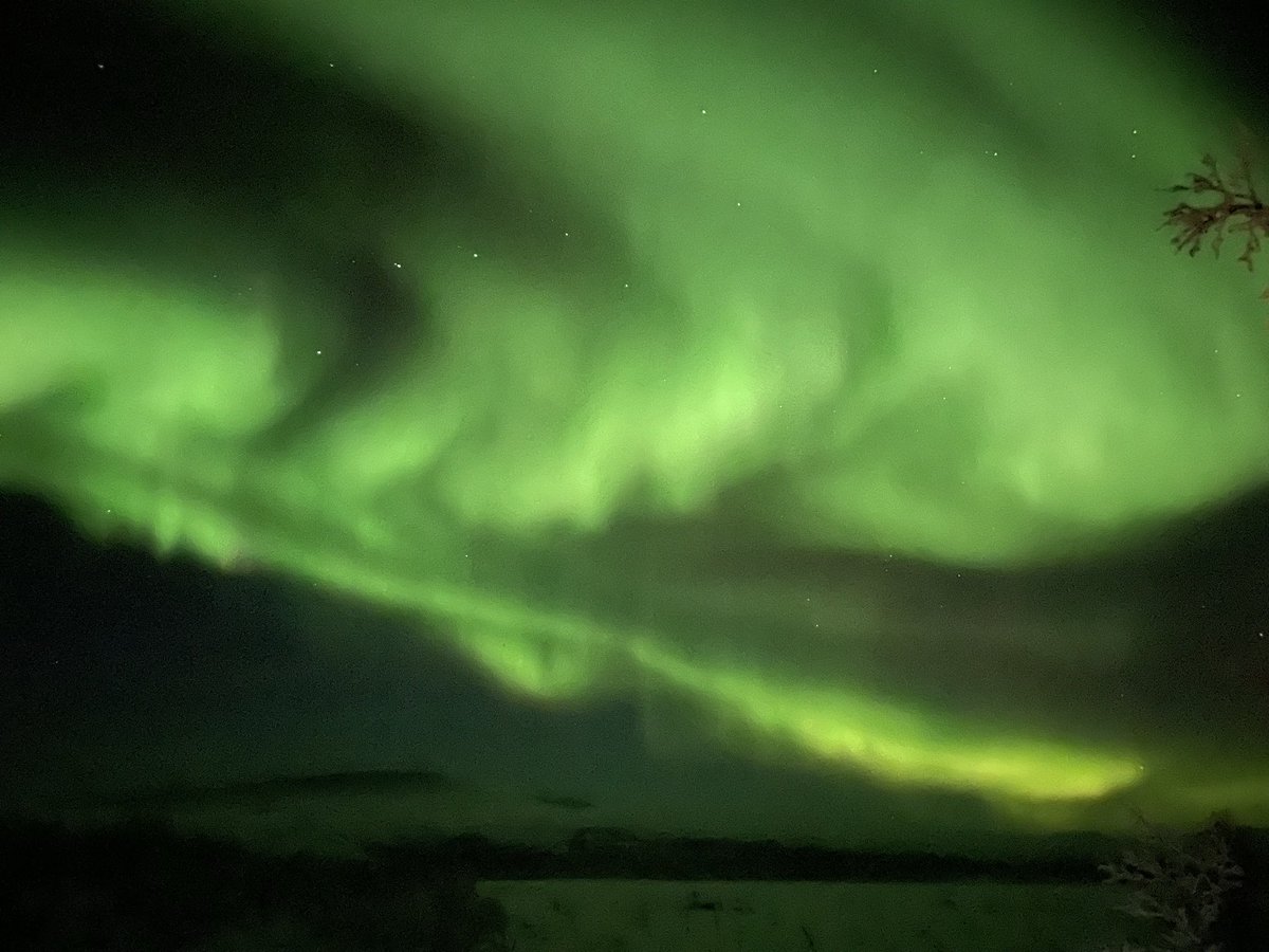 larissabndsn's tweet photo. Seeing the northern lights for the third day in a row 😍🇫🇮 https://t.co/xb0CK9rloD