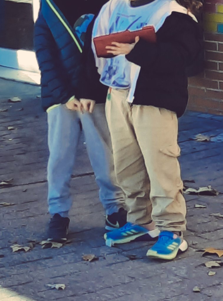 Modelar en el patio, modelar con un compañero, superar barreras comunicativas, participar en la vida cotidiana del cole.

No se trata de rehabilitar a nadie se trata asegurar la participación y el derecho a la educación inclusiva. 

#SAAC #Comunicación #escuelainclusiva