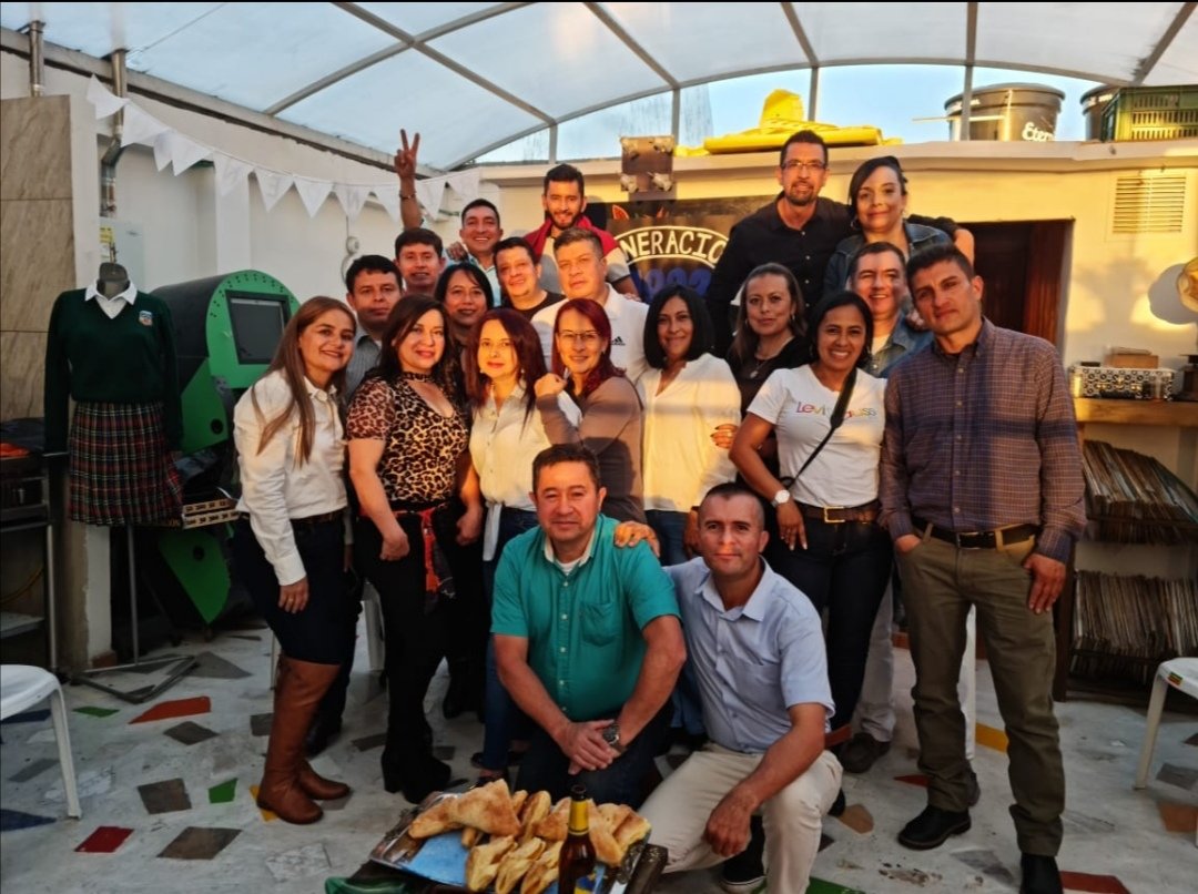 alexandravasoch's tweet photo. En tiempos tan difíciles, la amistad es alimento para el alma.
Es indescriptible la sensación de volver a ver aquellos con los que compartiste una gran parte de tu vida y saber que siguen firmes y leales aunque haya pasado 29 años.
Gracias mil. ✊💜
#CadenaDeAfectos https://t.co/ufcCE2VLys