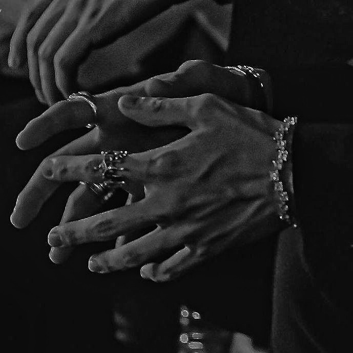 B1P4N1C's tweet image. Witam wszystkich serdecznie, zaczynam wszystko od nowa, dlatego też na początek chciałbym poprosić o #rt aktywne konta rp.
Jeżeli ktoś jest zainteresowany zapoznaniem się, wystarczy zostawić serce, a chętnie zawitam na wasze dm.