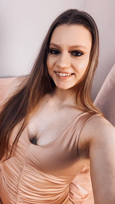 I&rsquo;m online ❤️ https://t.co/G6sifcjbTg https://t.co/EXNWec8hx1