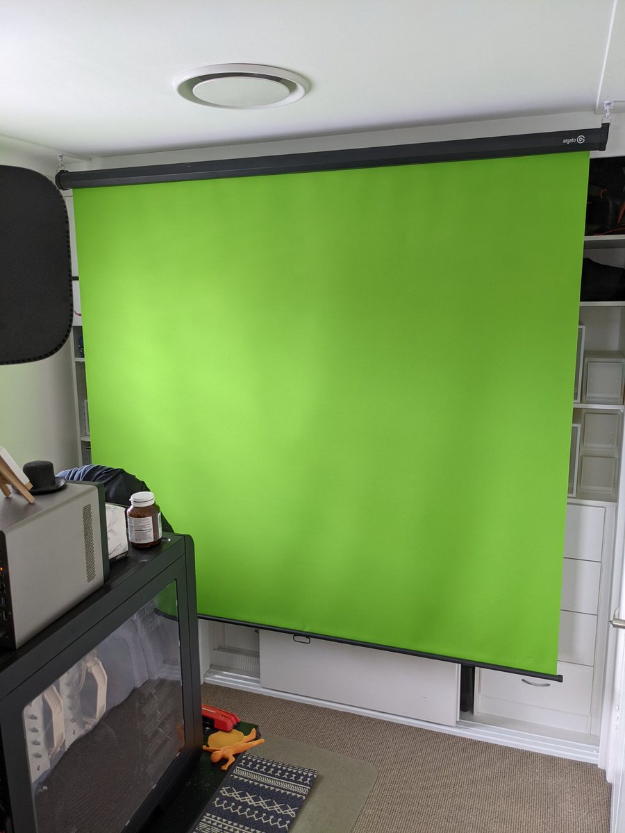 Datasaurus_Rex's tweet image. Not sure what I&apos;m more happy about:
a) I managed to install this without damaging the ceiling or myself
b) At 6&apos;8&quot;/2.0m tall, I finally have a green screen that fits me whilst standing!