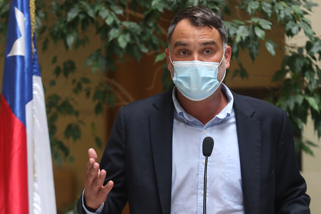 latercera's tweet photo. Hospital San Juan de Dios desmiente a diputado Javier Macaya tras acusar a Izkia Siches de incumplir pago de beca del Estado: “La especialista ha dado cumplimiento a la jornada laboral” https://t.co/3S53PUgrPi https://t.co/CtSEGC0SyO