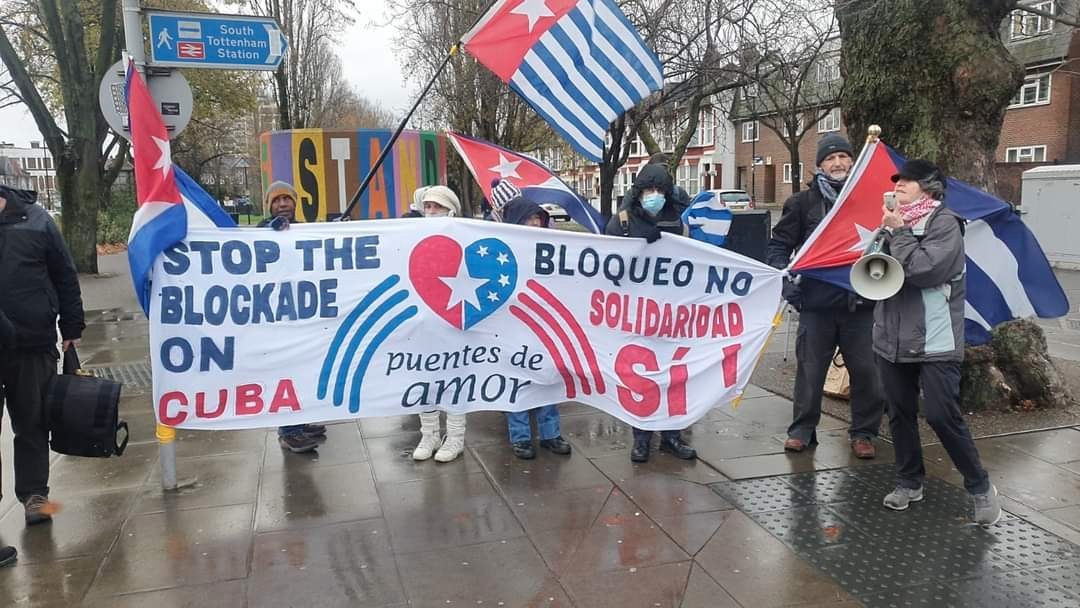 EmbaCubaJamaica's tweet photo. In London🇬🇧, Salvador🇸🇻, New York🇺🇸, Mexico🇲🇽 and other sister lands, our flag waves strongly. From Jamaica🇯🇲 we reaffirm that #CubaIsNotAlone and that the blockade will not stop solidarity.

#StopTheBlockade https://t.co/p010mkNRJV