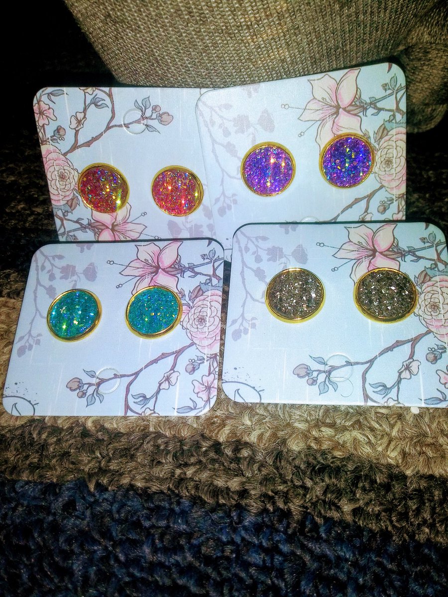 Coloful Studs available in all colors
❤🧡💛💚💙💜🖤🤍🤎
#RyLeCraftCo #StudEarrings #VersatileLooks #Colors #EarringLovers #EarringMaker #JewelryDesigner #JewelryLover #RhinestoneJewelry