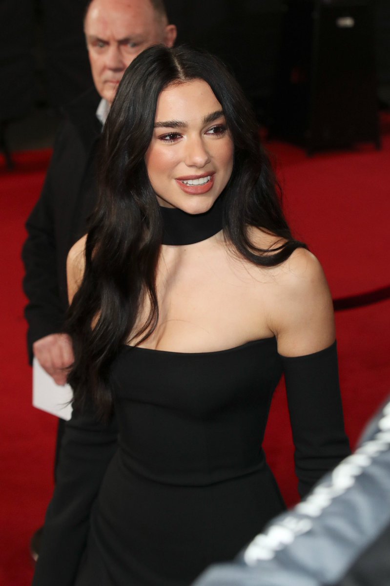 dualipacentral_'s tweet photo. 📸| LINDA! @DUALIPA no The Fashion Awards 2021 em Londres! https://t.co/asf2BXTZEl