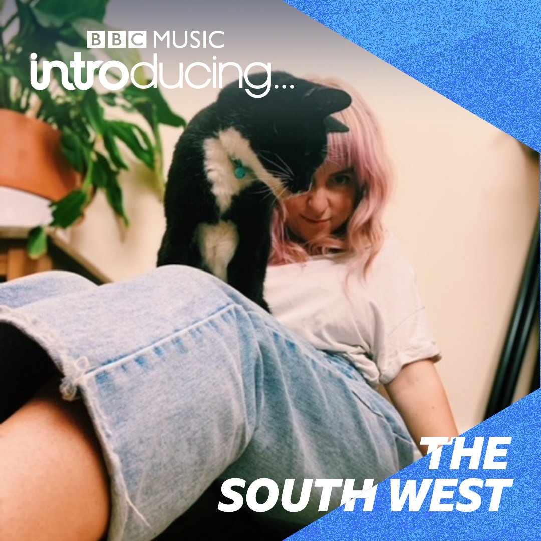 Sarahgozzo's tweet photo. Couldn't have fit more new tunes into @BBCIntroSW on Sat if I'd tried, and your playlists will thank us ⚡️

@CoralPalmsBand in session
@maxradmaxrad with the funk-laden Upload of the Wk
@itisfaye earning a new award - 'Heartbreaker of the Wk'

Listen: https://t.co/ovcYw5xrDL https://t.co/npYBpTpV7x