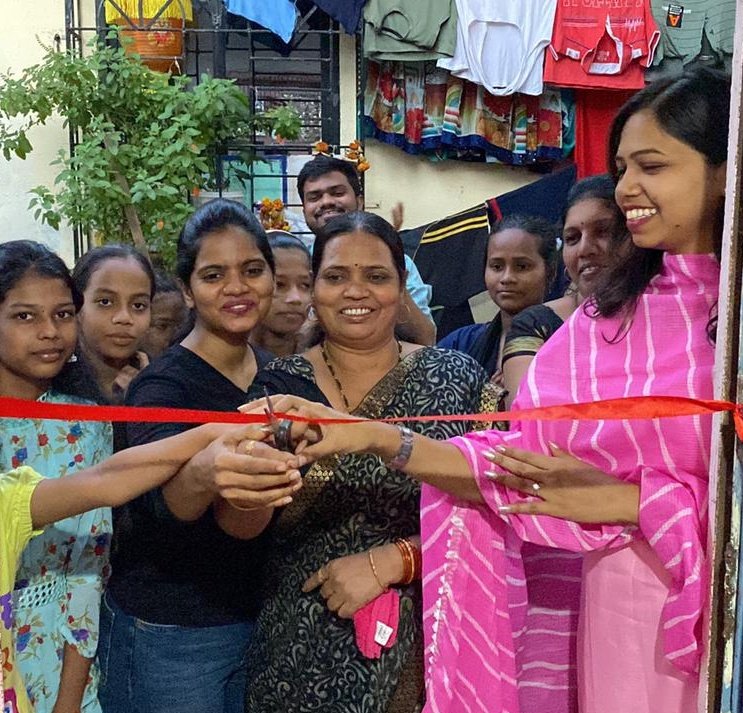 TrPreeti's tweet photo. One month free Basic mehendi course for needy once ✌Let's make them independent✌Opening ceremony ✌ https://t.co/kzVc8D6FUd