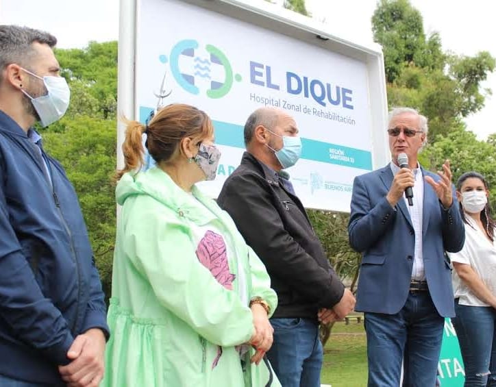 HospitalesBAP's tweet photo. 🏥El proceso de reconstrucción de los Hospitales de @BAProvincia no sólo refleja el fortalecimiento del sistema sanitario sino también la construcción de nuestra identidad.

👆A partir de hoy el Hospital Naval de #Ensenada se pasa a llamar "Hospital de Rehabilitación El Dique". https://t.co/sUAVNvl8Jf