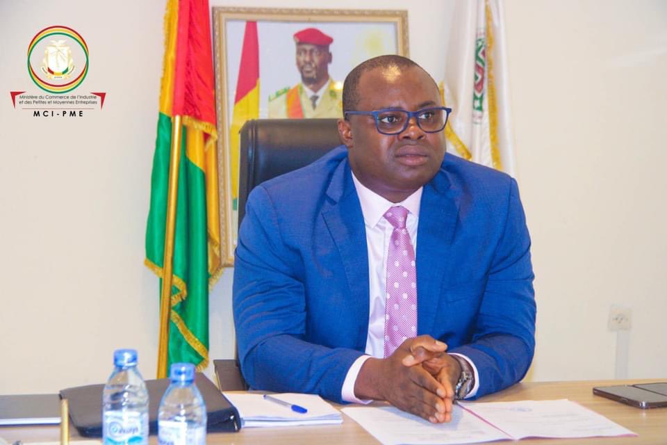 CommerceGn's tweet photo. #MCIMPE :  Le Ministre Dr. Bernard GOUMOU a présidé ce lundi, la réunion de Cabinet hebdomadaire du Ministère du Commerce de l’Industrie et des PME en présence de plusieurs cadres du département
@GouvGN 
#CNRD
#CommerceGn #IndustrieGn 
#InvestirEnGuinee https://t.co/bXzdZDJ53x