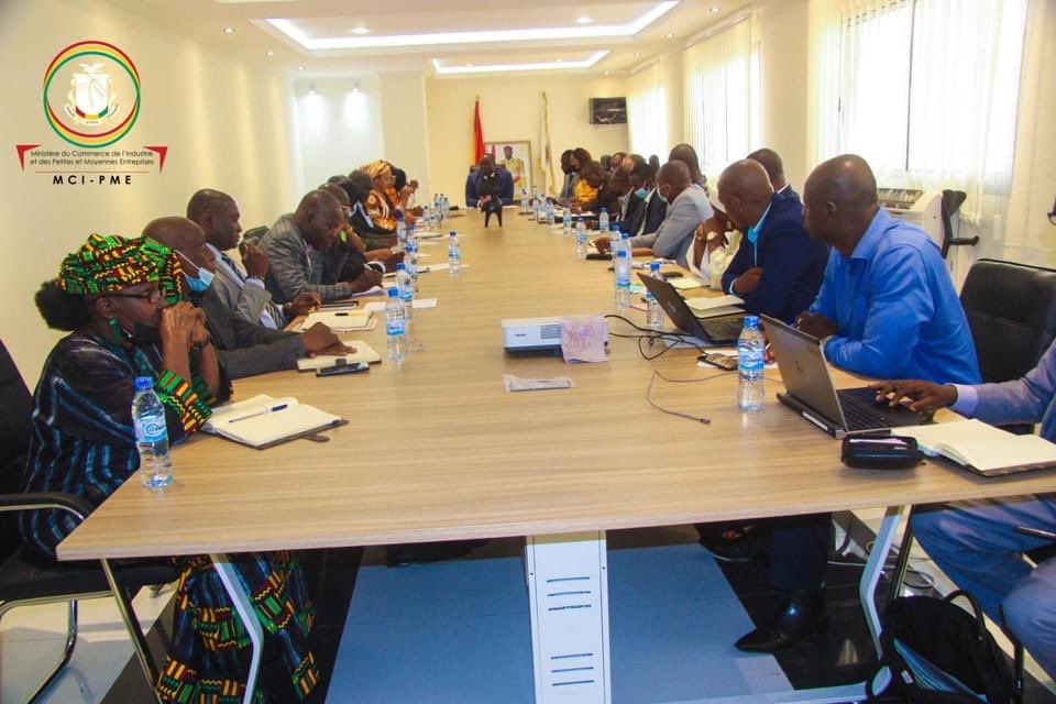 CommerceGn's tweet photo. #MCIMPE :  Le Ministre Dr. Bernard GOUMOU a présidé ce lundi, la réunion de Cabinet hebdomadaire du Ministère du Commerce de l’Industrie et des PME en présence de plusieurs cadres du département
@GouvGN 
#CNRD
#CommerceGn #IndustrieGn 
#InvestirEnGuinee https://t.co/bXzdZDJ53x