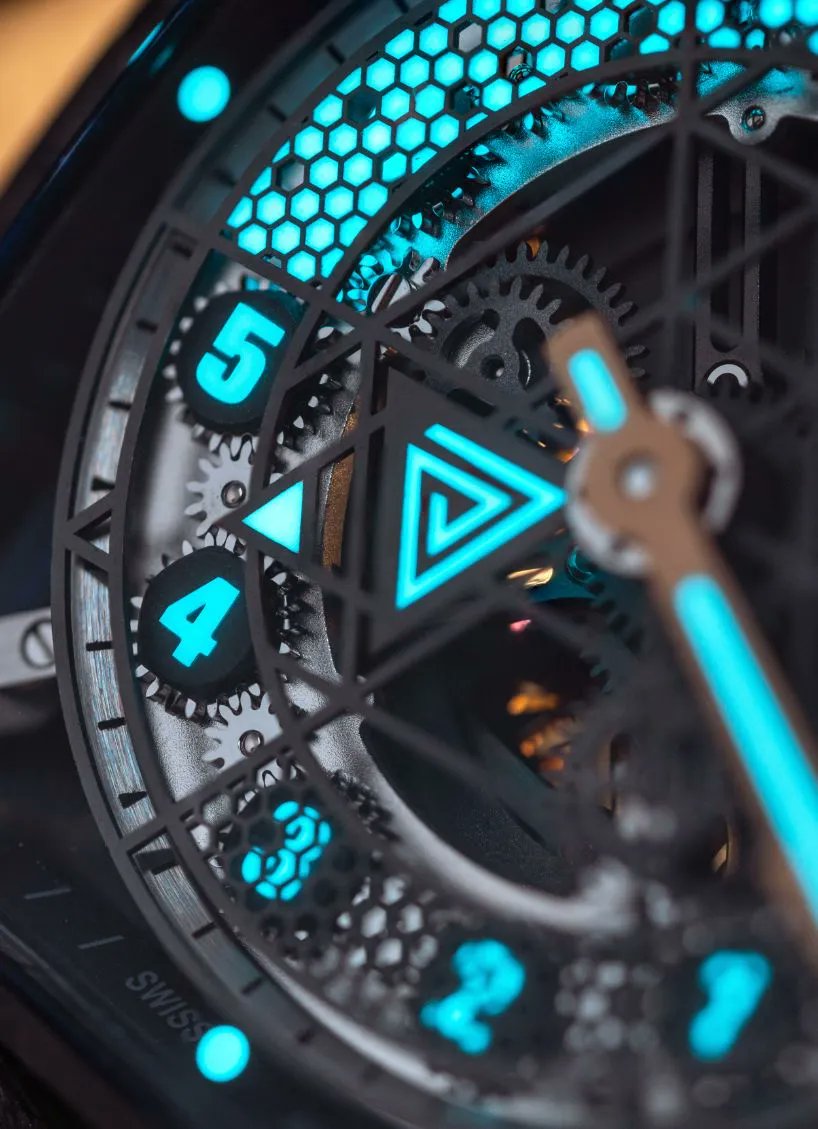 designboom's tweet photo. latest watch by VAULT features glowing minute hands, 3D numerals and lots of personality
https://t.co/aNhl4cpmu5 https://t.co/lvT3NHFIXc