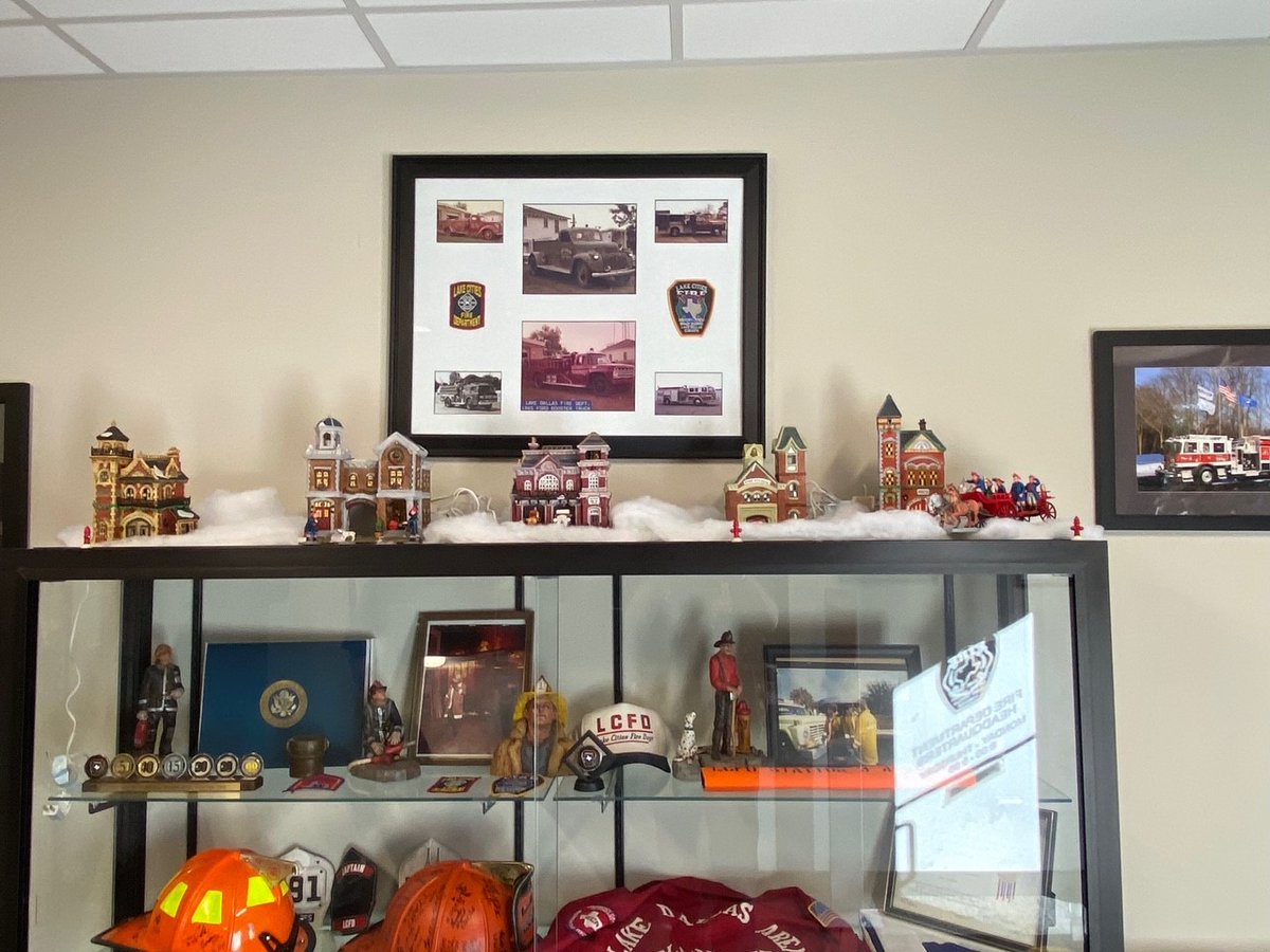 LCitiesFD's tweet image. Christmas came early this year at the Fire Department Headquarters! We are ready for the holidays and couldn't wait to decorate! 🎄 🎁