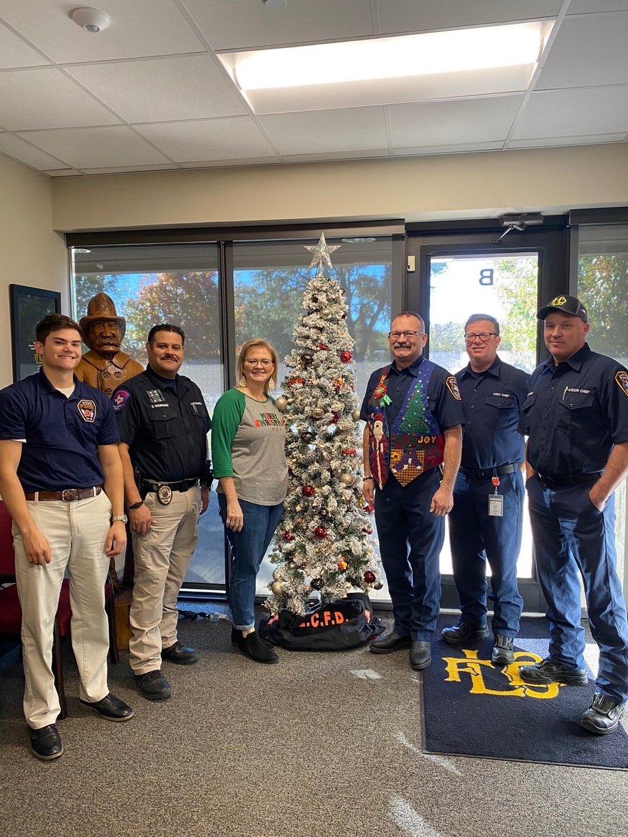 LCitiesFD's tweet image. Christmas came early this year at the Fire Department Headquarters! We are ready for the holidays and couldn't wait to decorate! 🎄 🎁