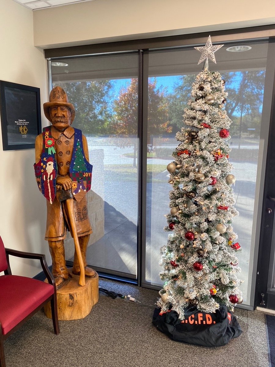 LCitiesFD's tweet image. Christmas came early this year at the Fire Department Headquarters! We are ready for the holidays and couldn't wait to decorate! 🎄 🎁