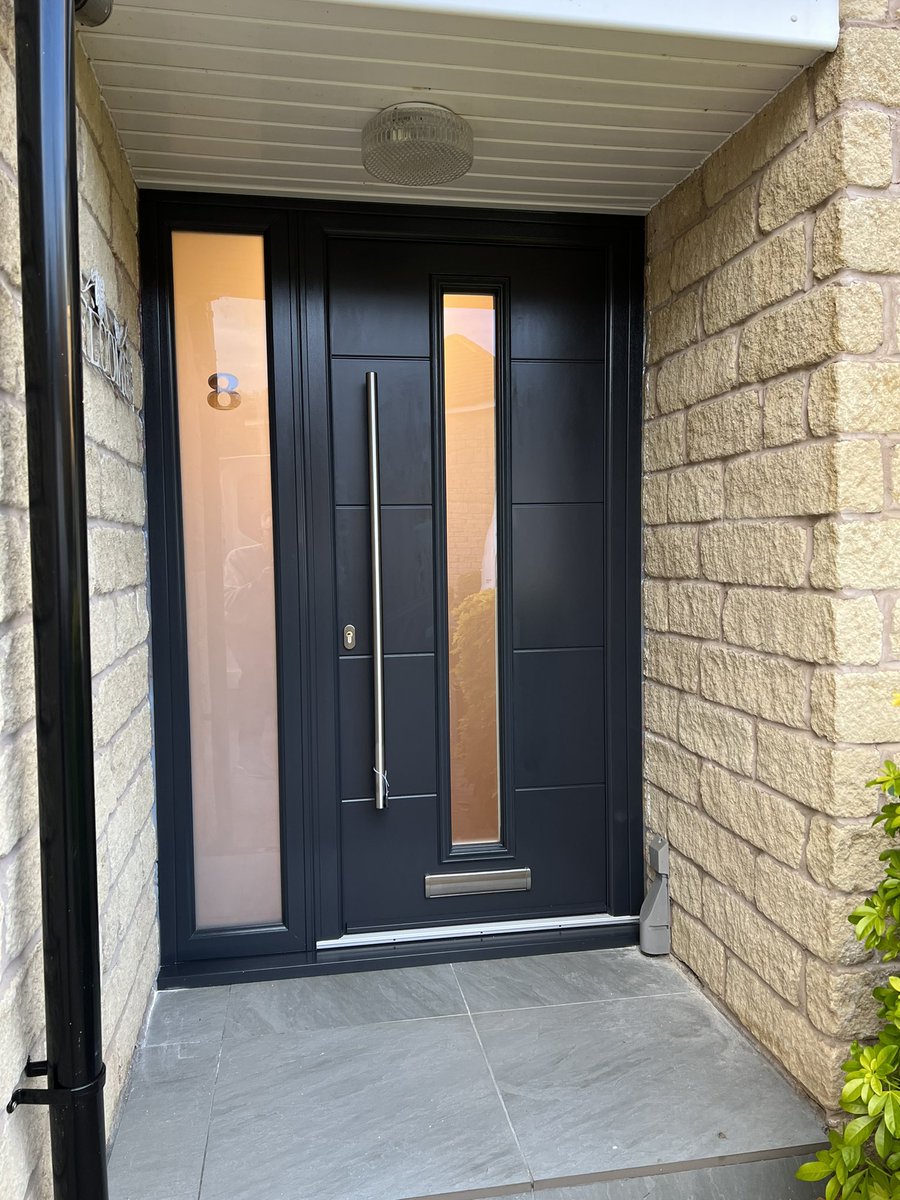 YourNextDoor1's tweet photo. The @FutureProduct30 contemporary Solidcore range look modern and super eye catching especially when fitted with the long bar handle and the ultra secure @UltionLock thumbturn 👌 https://t.co/UWw03Sr0Nr