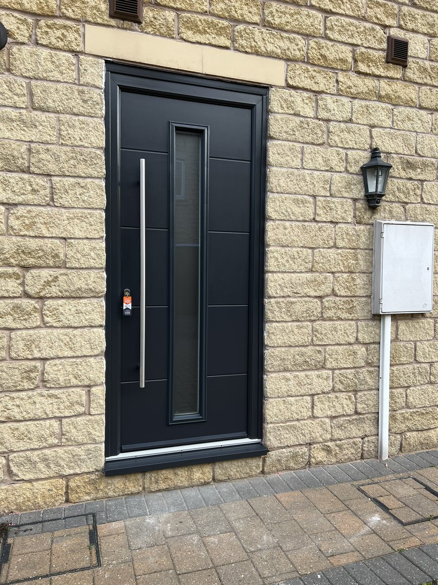 YourNextDoor1's tweet photo. The @FutureProduct30 contemporary Solidcore range look modern and super eye catching especially when fitted with the long bar handle and the ultra secure @UltionLock thumbturn 👌 https://t.co/UWw03Sr0Nr